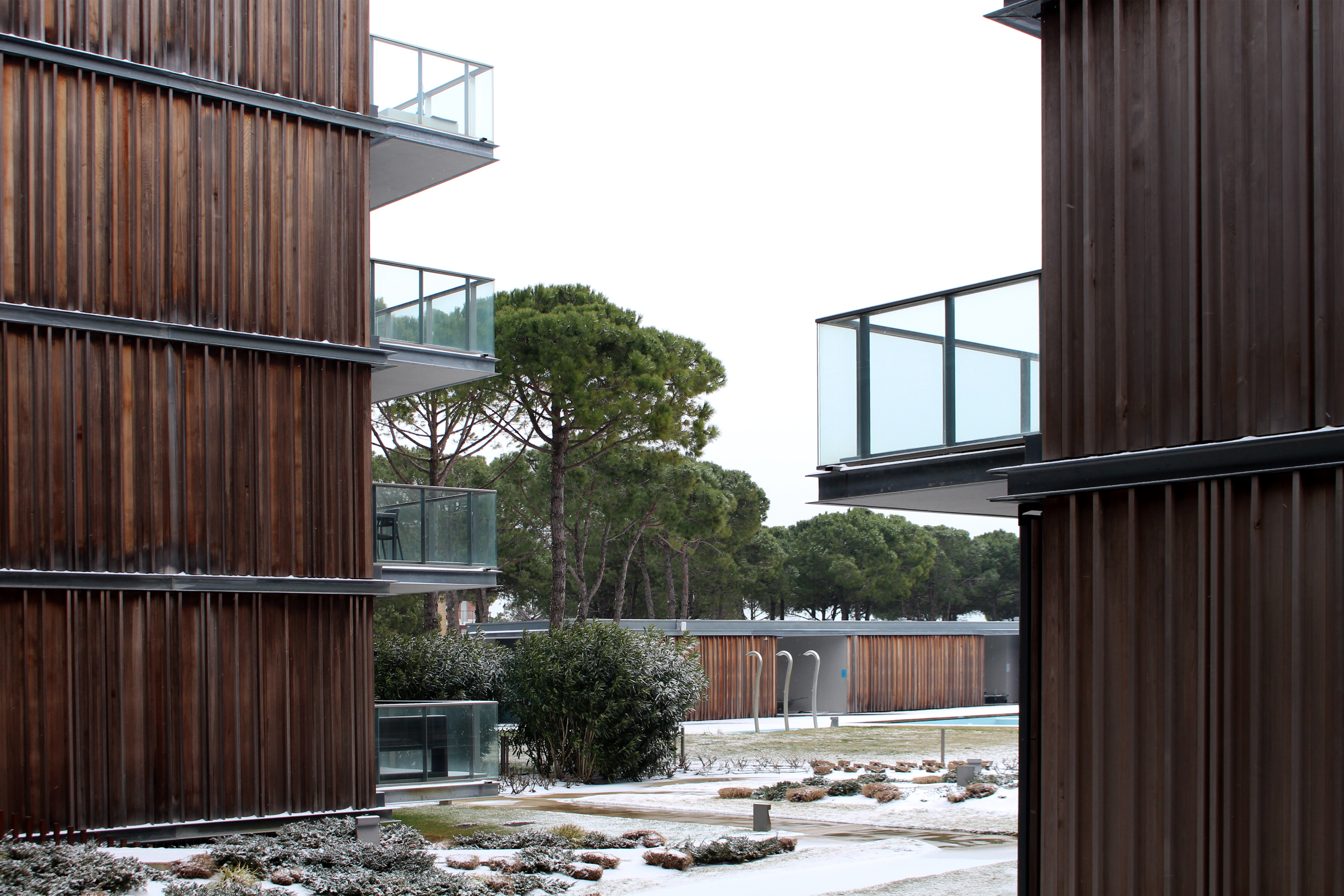 Vista delle palazzine nel parco con il loro sistema di terrazze metalliche a sbalzo e frangisole mobili