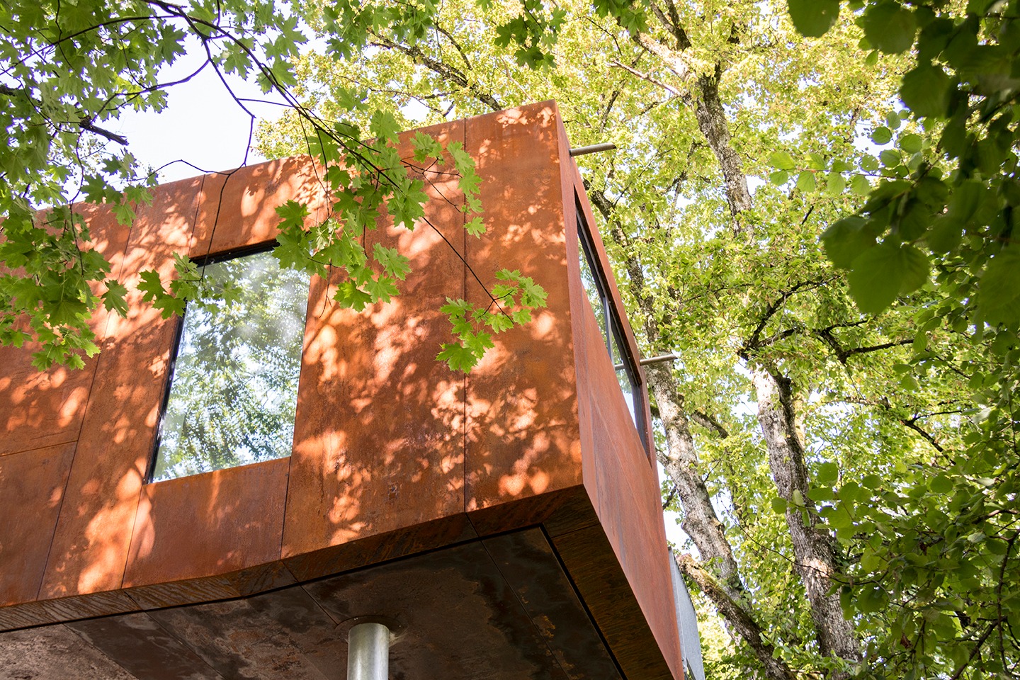 Detail of the external corten casing that wraps the module